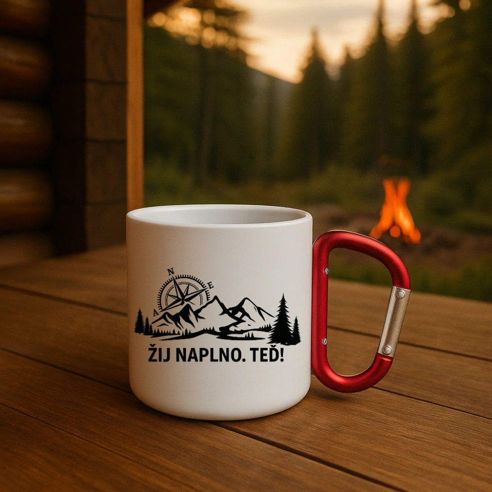 Outdoor plecháček „Žij naplno. Teď!“ s karabinou